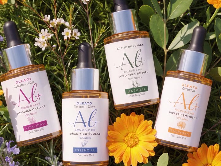 Frascos de aceites naturales entre flores de caléndula